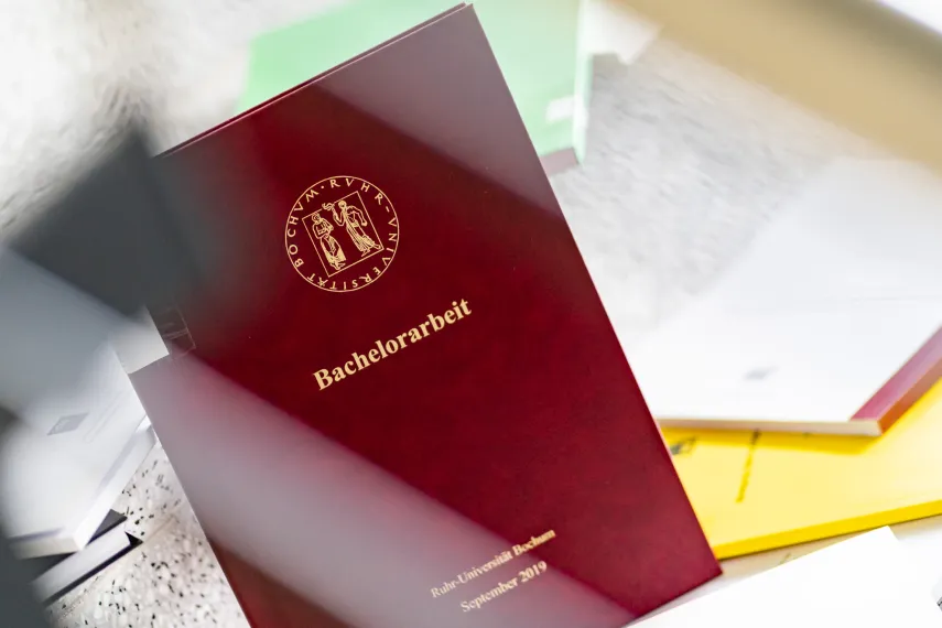 Foto: Rotes Cover einer Bachelorarbeit an der Ruhr-Universität Bochum