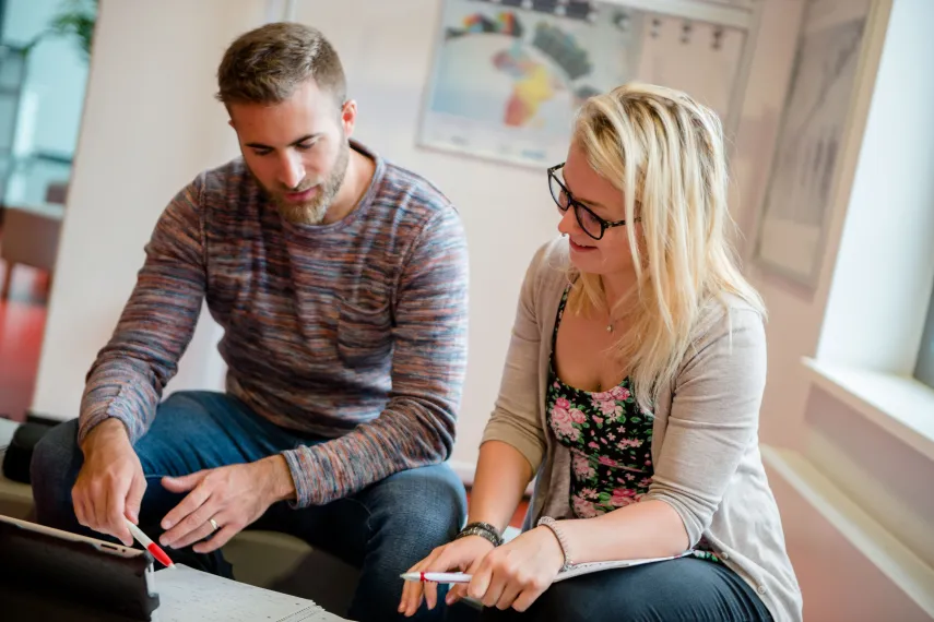 Studierende vor Laptop