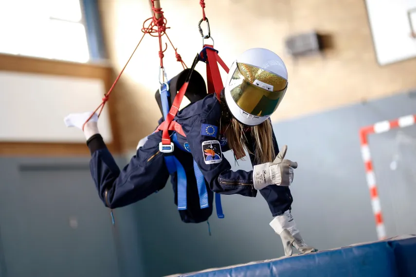 Schüler*in beim Raumfahrttraining von Missionx