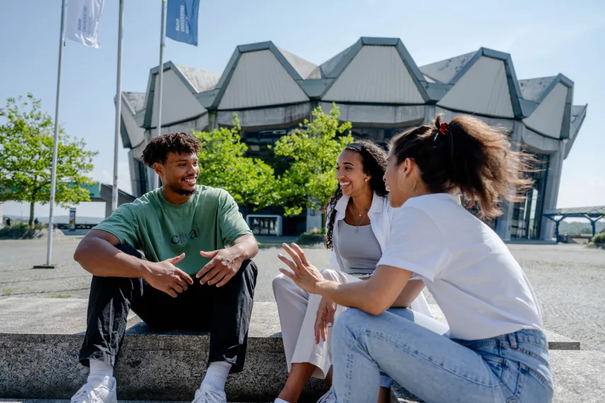 Studierende auf dem Campus der Ruhr-Universität Bochum