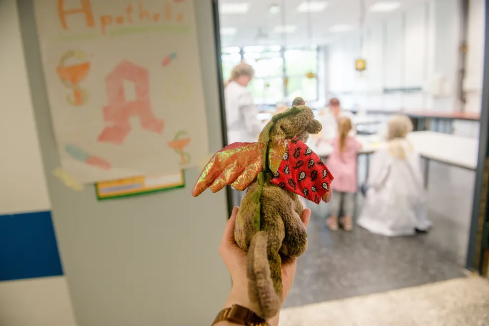 Ein Kuscheltier wird zur Sprechstunde des Teddybär-Krankenhaus gebracht.