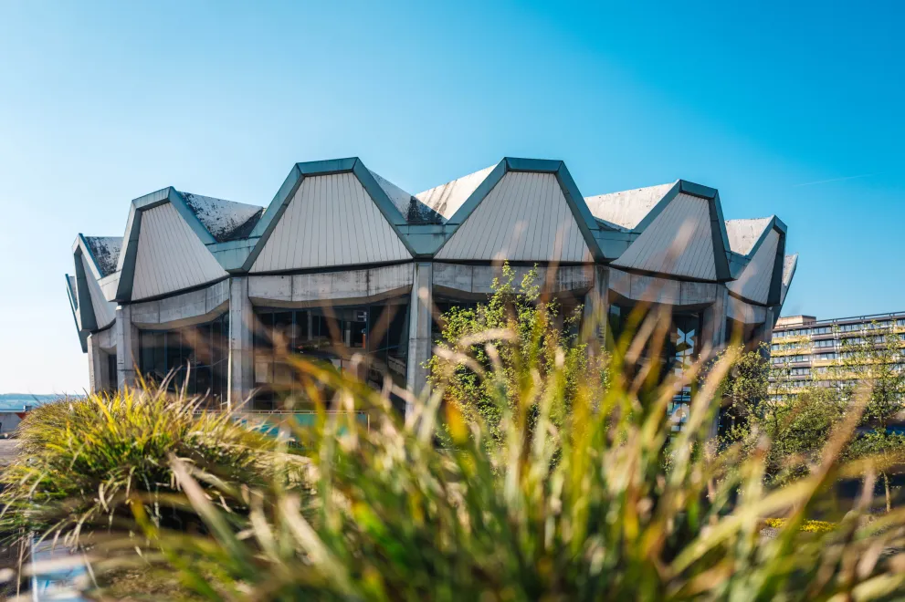 Das Audimax der RUB im Sonnenschein.