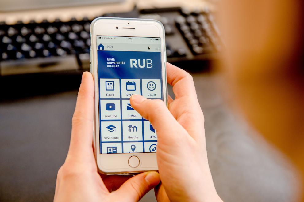 Handy mit der geöffneten RUB mobile-App