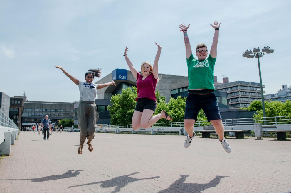 Studierende machen Luftsprünge auf der Brücke