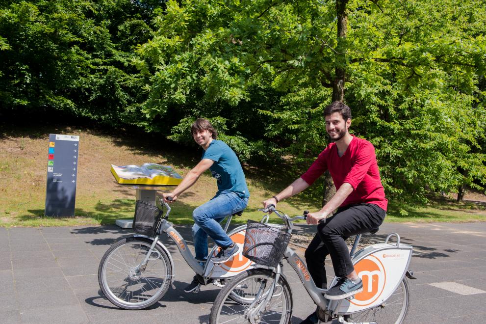 Studierende auf Fahrrädern von metropolradruhr