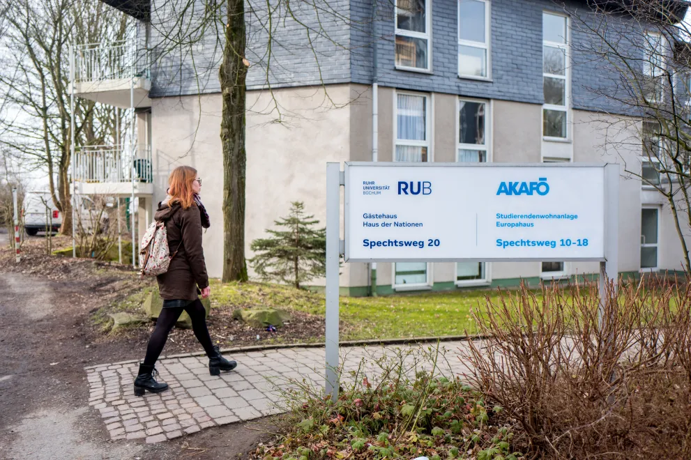 Studentin auf dem Weg in ein Akfoe-Wohnheim der RUB