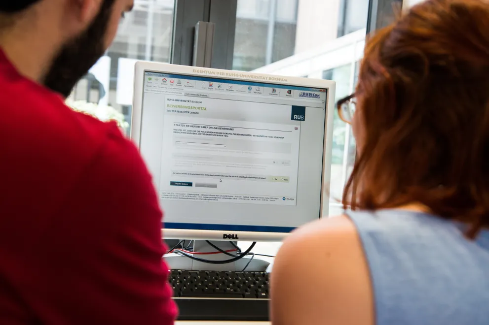 Studierende bei der Online-Bewerbung