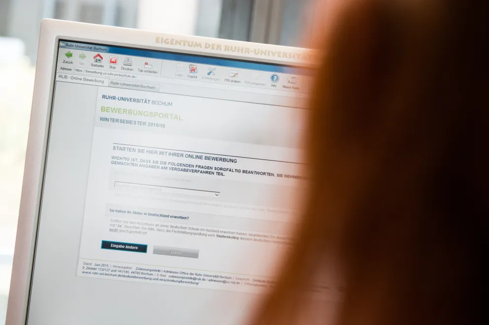 Über das Online-Portal der RUB können sich Interessierte für einen Studienplatz bewerben. Online-Portal Bewerbung: Studentin am PC