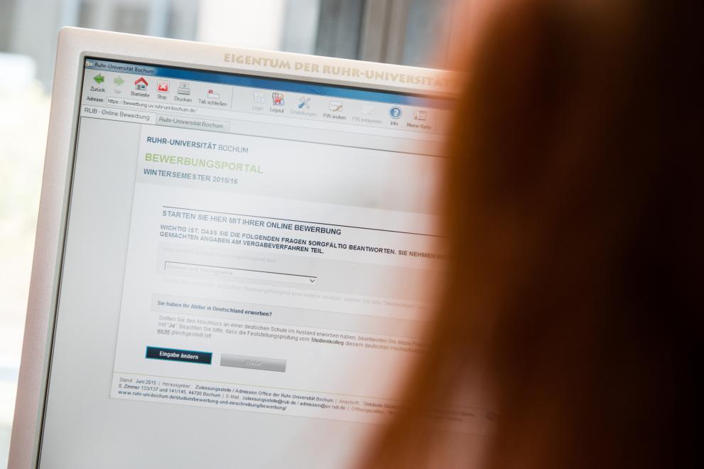 Online-Portal Bewerbung: Studentin am PC 