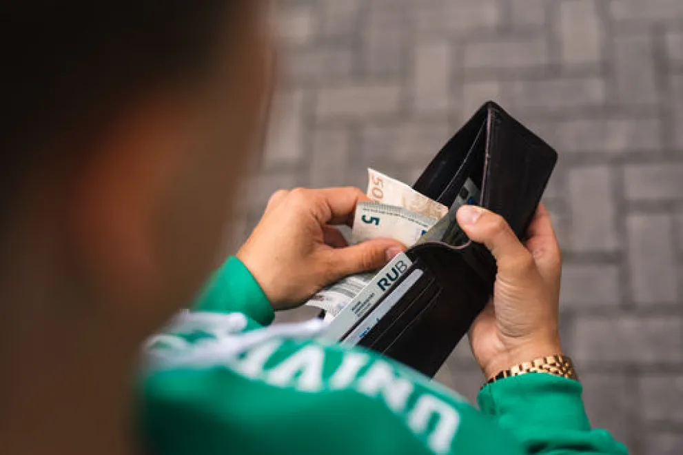 Studentin mit Portemonnaie