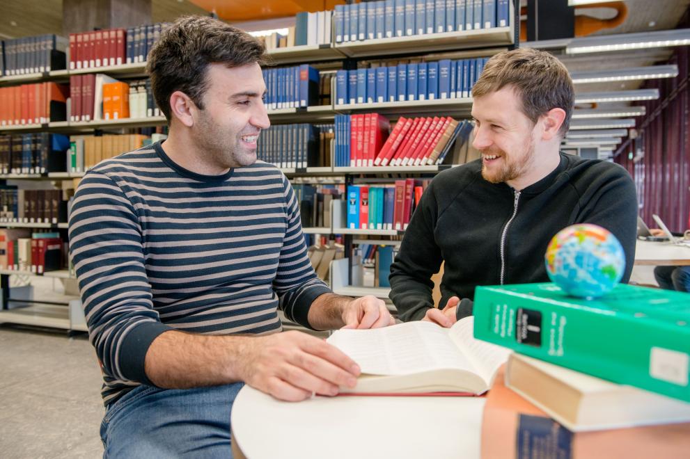 Stipendien für Geflüchtete, Studierende in Unibibliothek