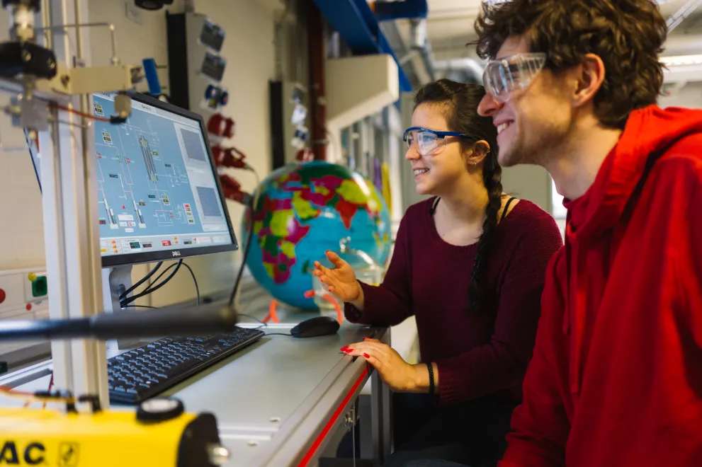 Studierende im Labor, Studienfinanzierung