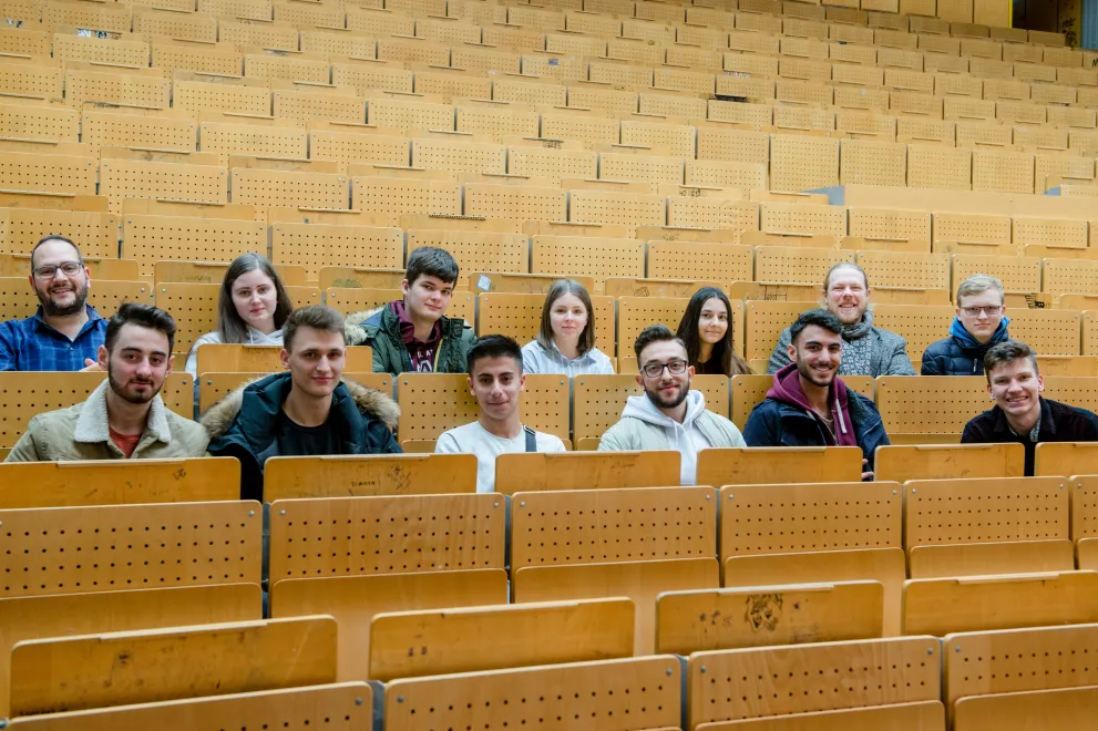 Schüler besuchten die Fakultät für Wirtschaftswissenschaften. 