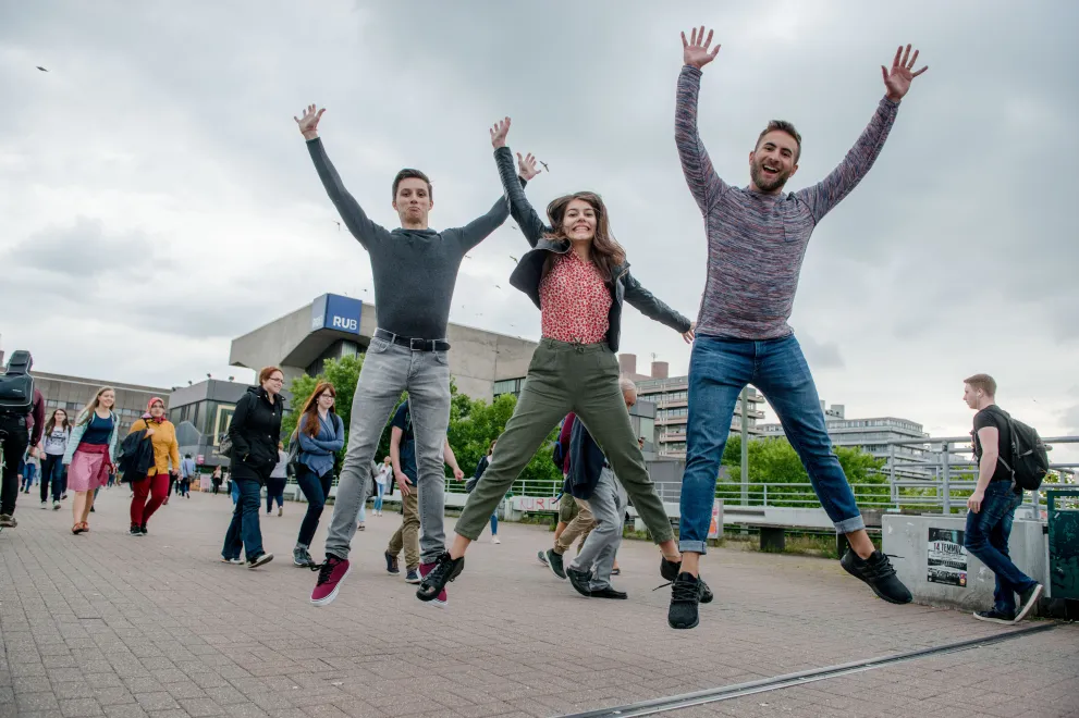 Sprung auf der Brücke