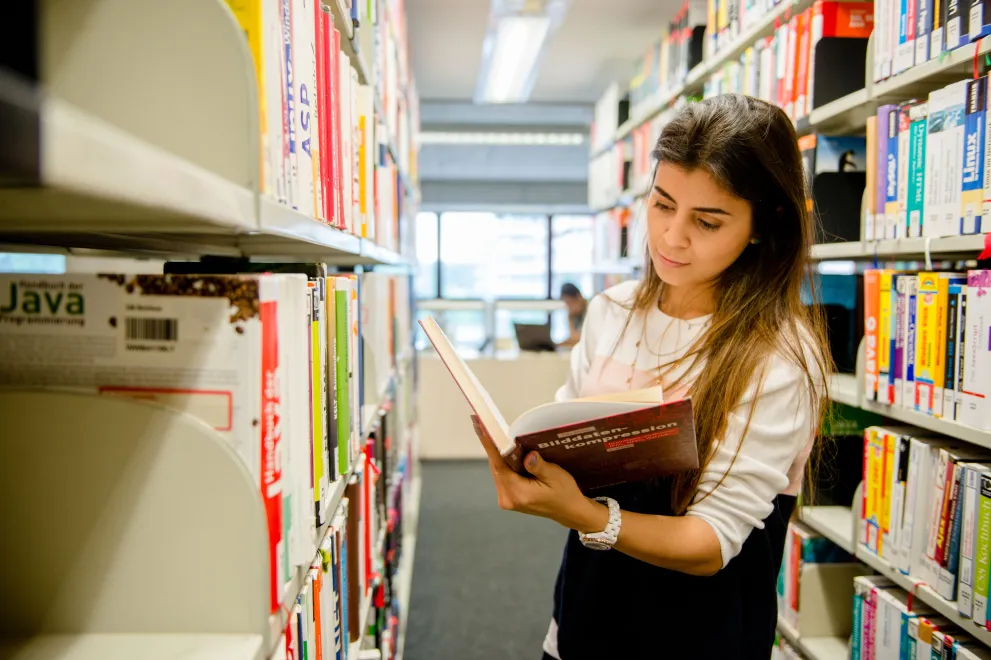 Studentin der Ruhr Universität Bochum in der Bibliothek