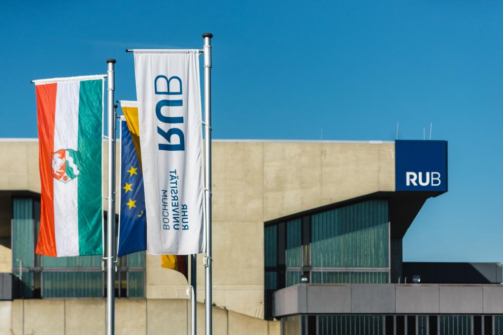 Flaggen auf dem Campus: RUB, NRW, Deutschland und Europa 
