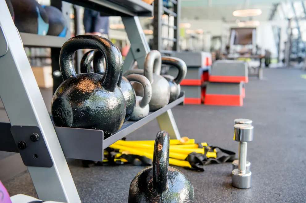 Kettle Ball, Hanteln und allerlei Sportgeräte im Fitness-Studio Unifit.