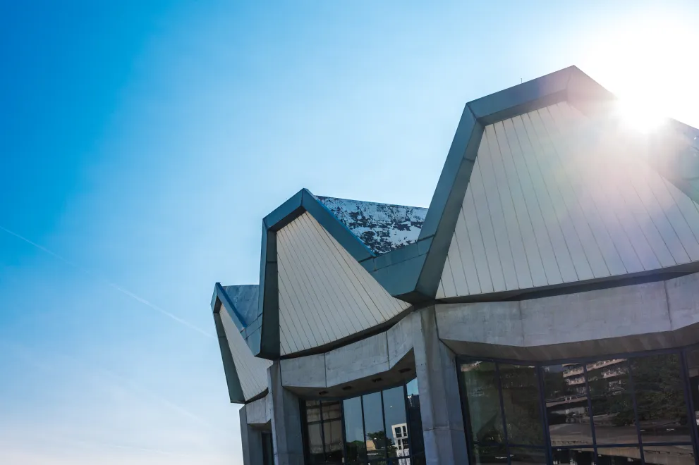 Blauer Himmel über dem Audimax.