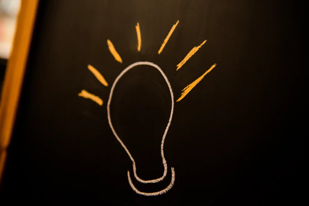 Zeichnung einer Glühbirne auf einer Tafel