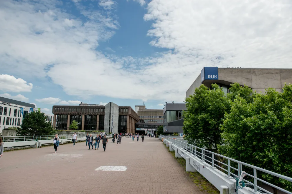 Unibrücke mit Blick auf den RUB-Campus