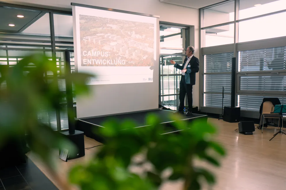 Beim Alumni Grillfest begrüßt Prof. Dr. Axel Schölmerich, Rektor der RUB.