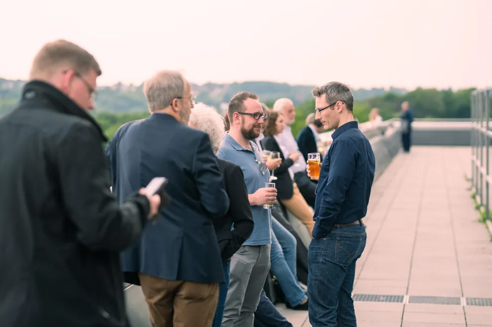 Alumni Grillfest mit Silberner Promotionsfeier 2019 Gespräche Mensaterrasse