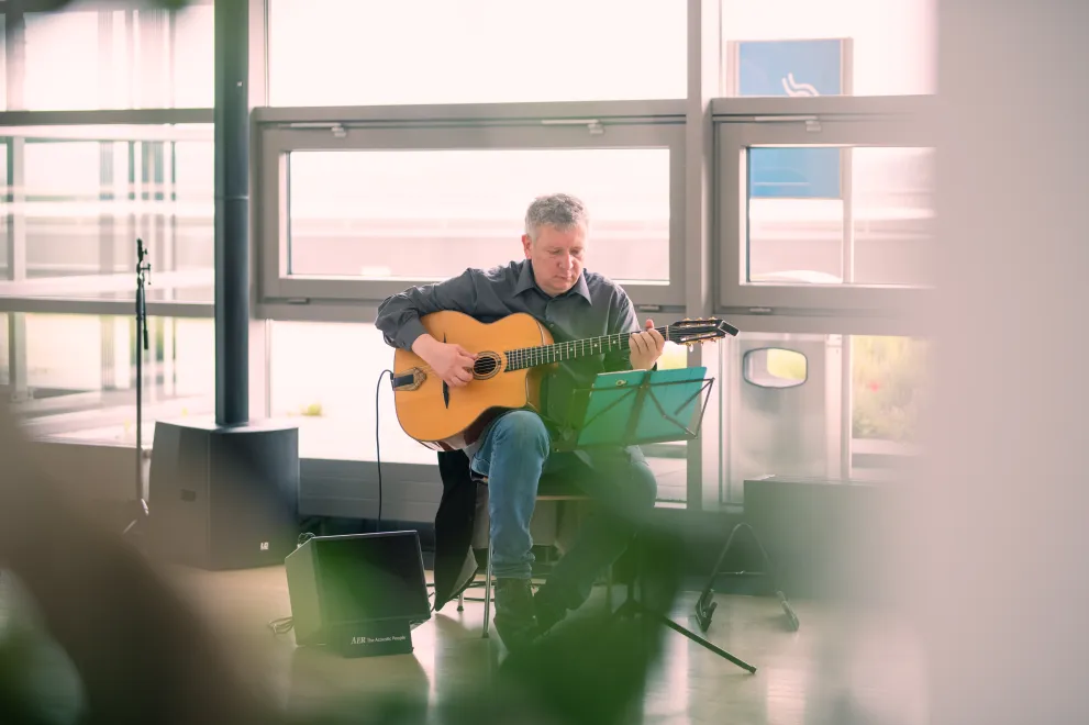 Jazz-Gitarrist Volker Wendland spielt auf dem Alumni-Grillfest mit Silberner Promotionsfeier 2019