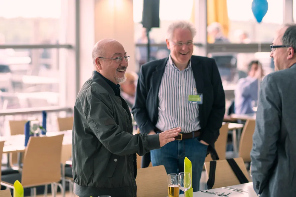 Gespräche beim Alumni-Grillfest mit Silberner Promotionsfeier 2019