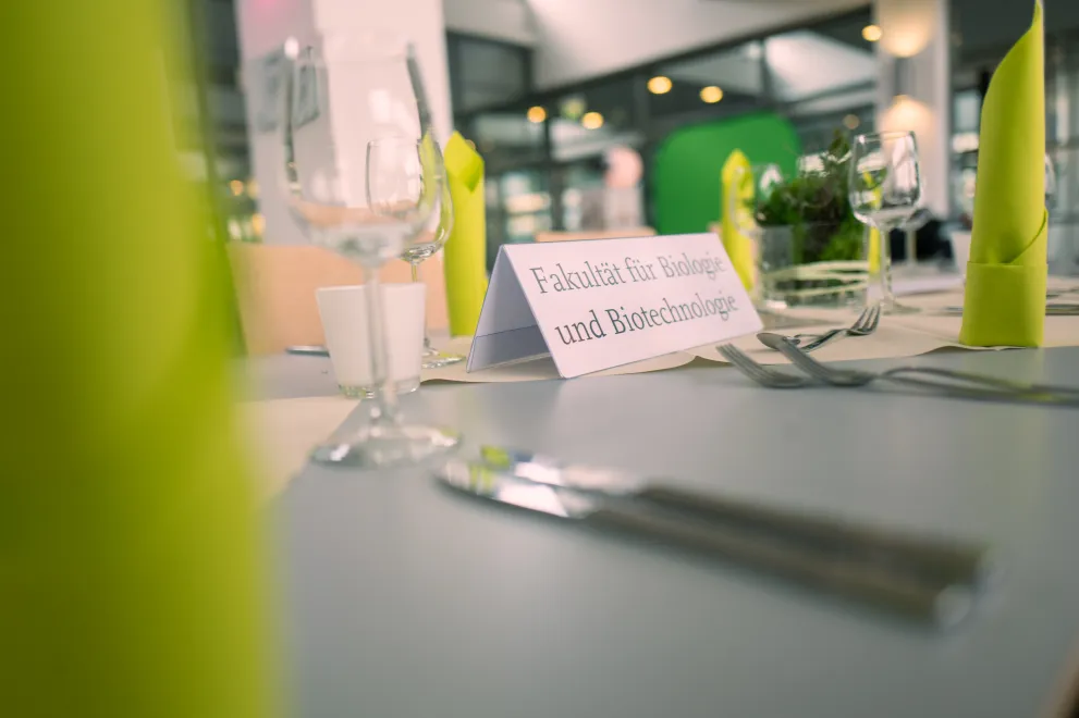 Alumni Grillfest mit Silberner Promotionsfeier Tisch