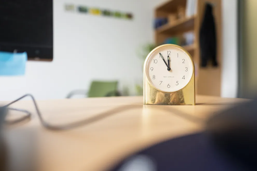 Uhr steht auf Tisch 