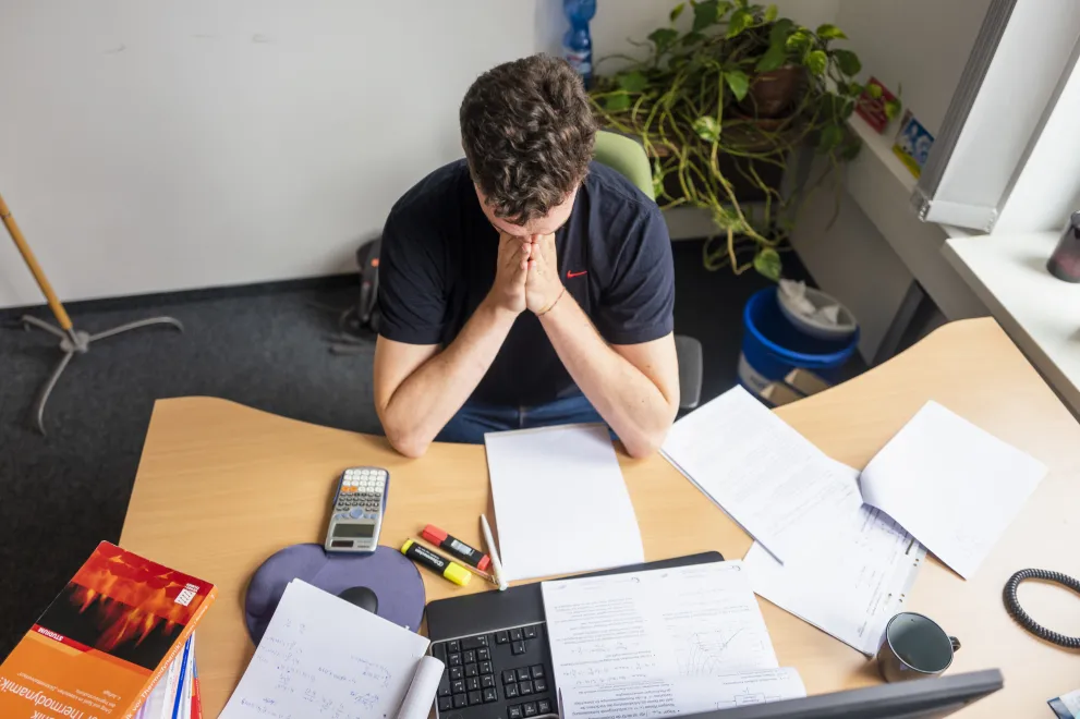 Studierender am Schreibtisch