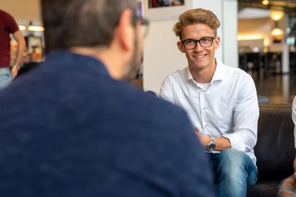 Schüler wird von Talentscout beraten.