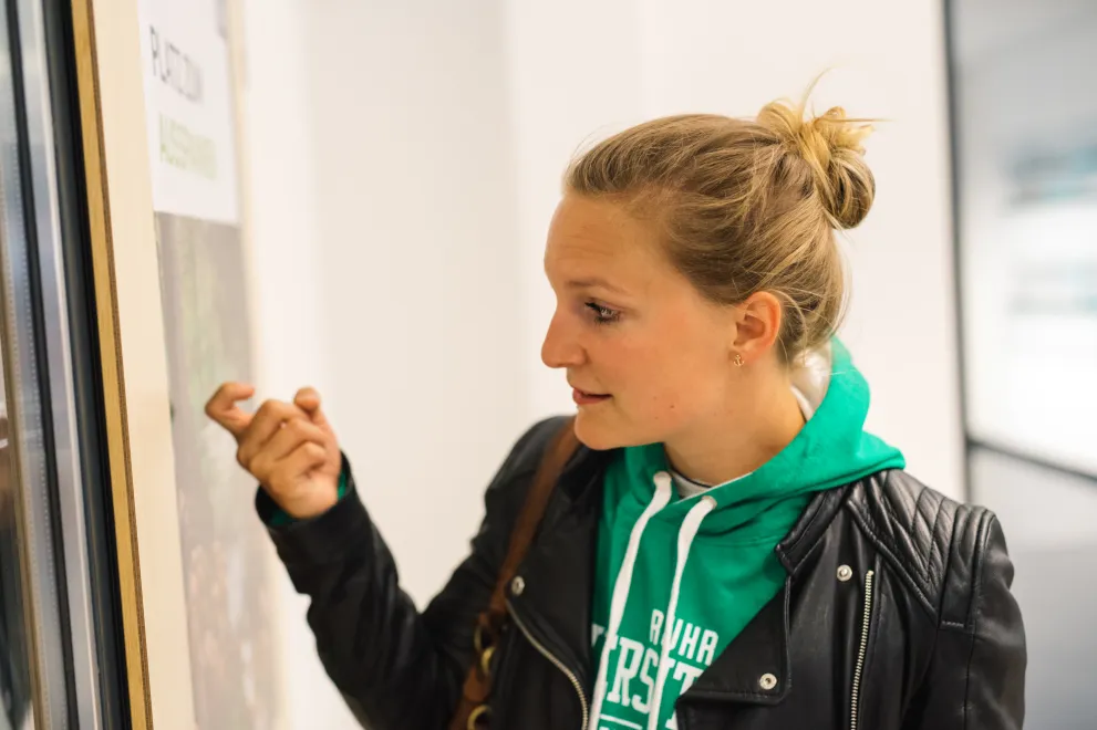 Studentin klopft an eine Tür