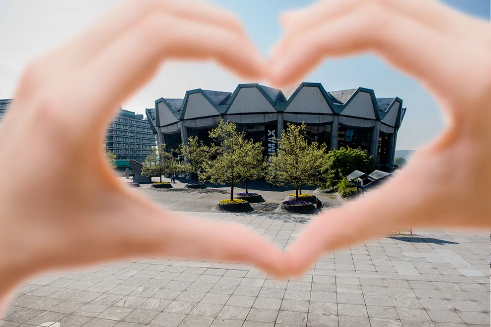 Ein mit Händen geformtes Herz vor dem Audimax