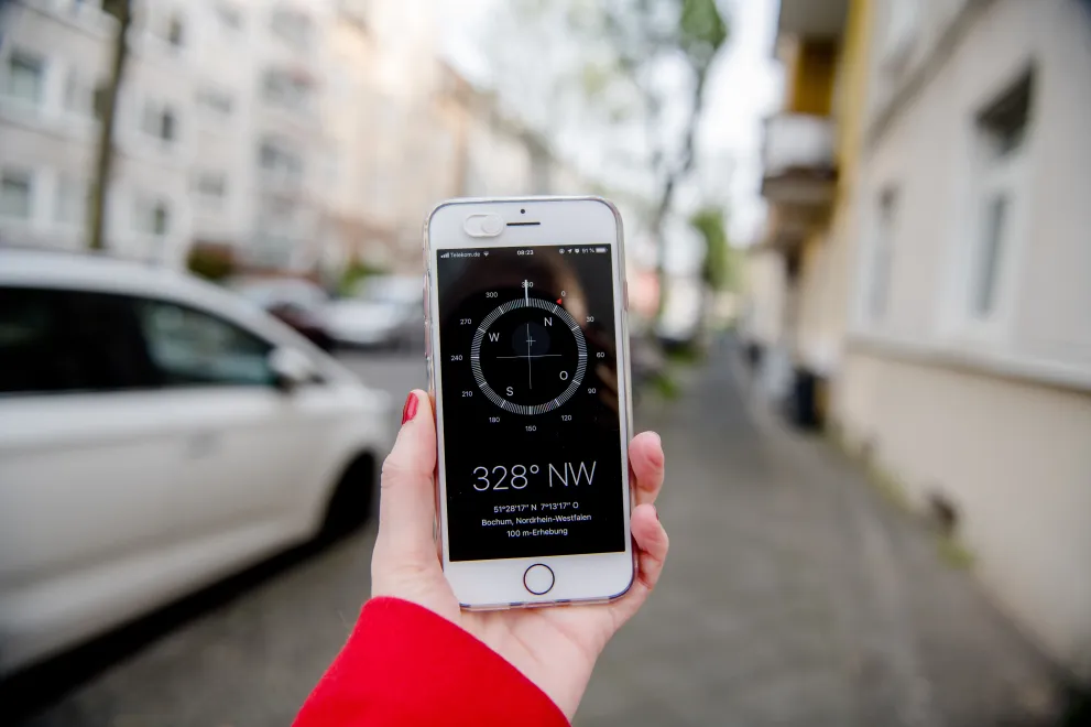 Telefon mit Kompass auf dem Display