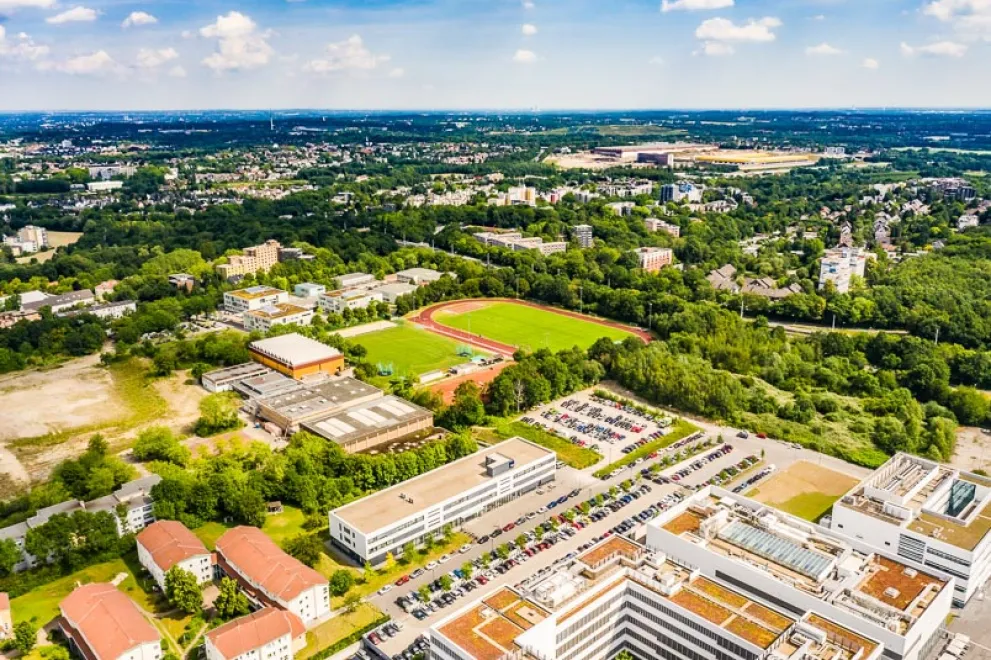 Das Luftbild zeigt die Anlagen und das Gebäude der Fakultät für Sportwissenschaft 