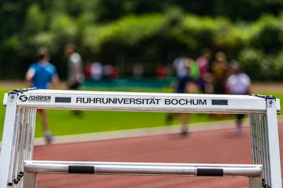 Das Foto zeigt aneinandergereihte Hürden für den Hürdenlauf