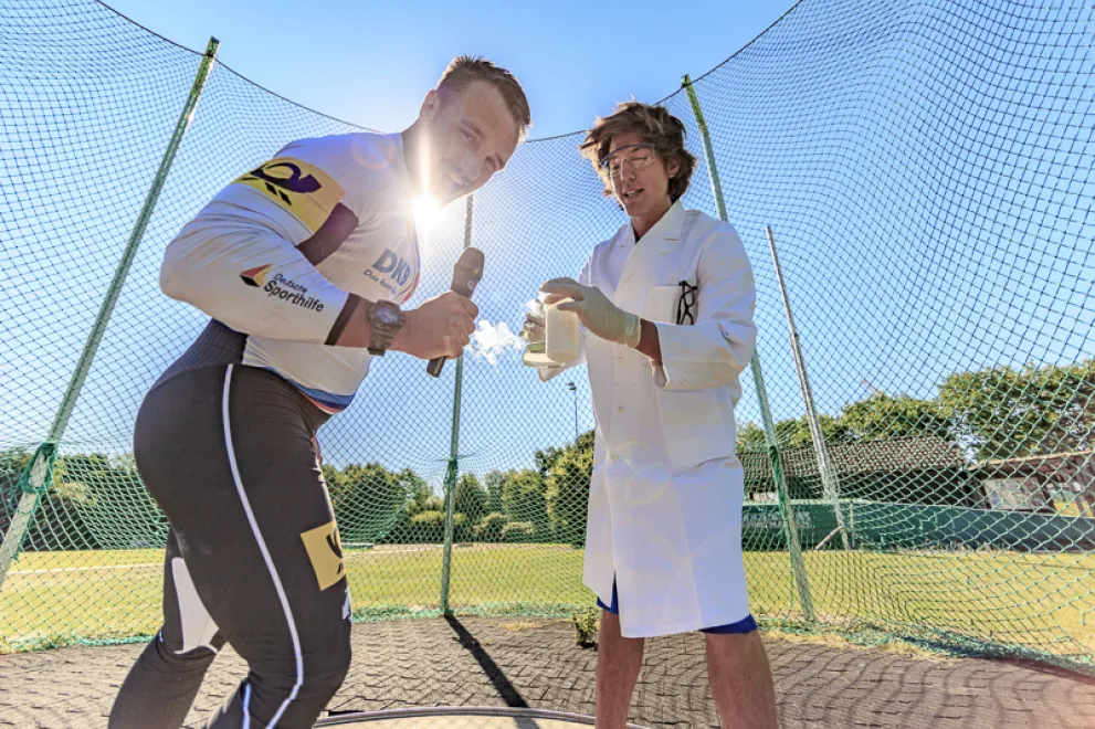 Das Foto zeigt eine Interviewsituation mit einem Sportler beim Science Slam