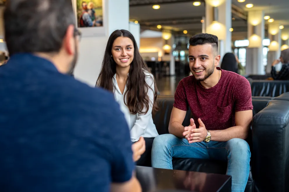 Bild eines Gesprächs Studierende und Talentscout