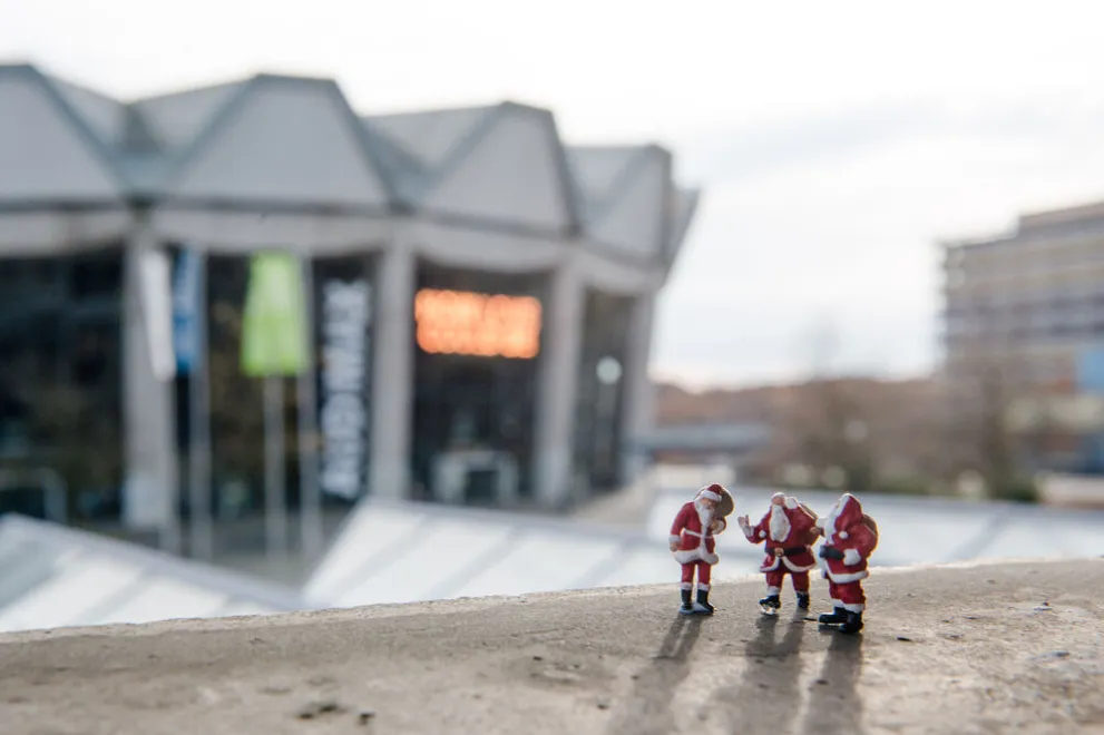Kleine Weihnachtsmannfiguren auf dem Campus.