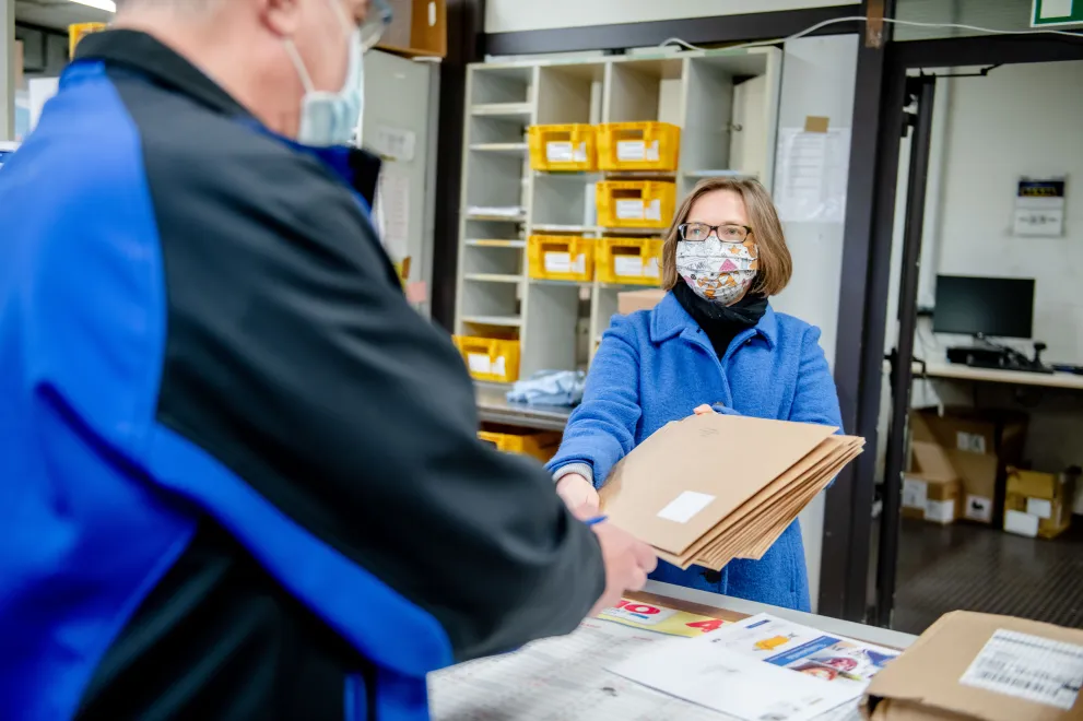 Die Übergabe an der Poststelle