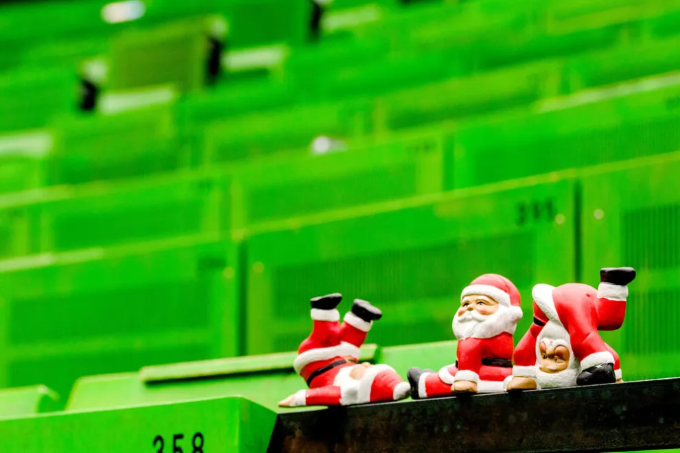 Kleine Weihnachtsmannfiguren im Hörsaal.