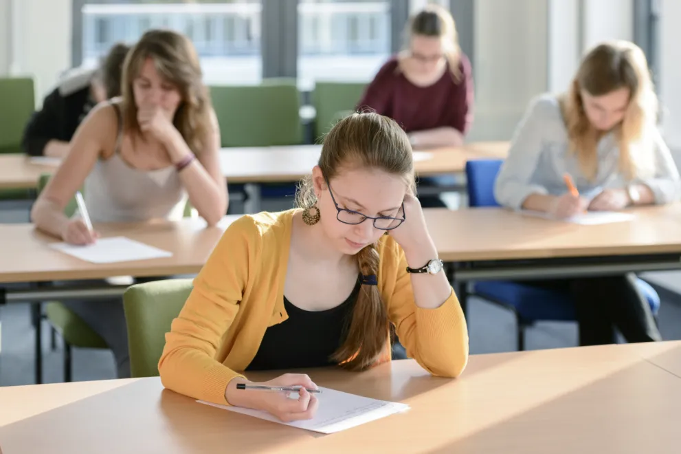 Studierende bei einer Prüfung
