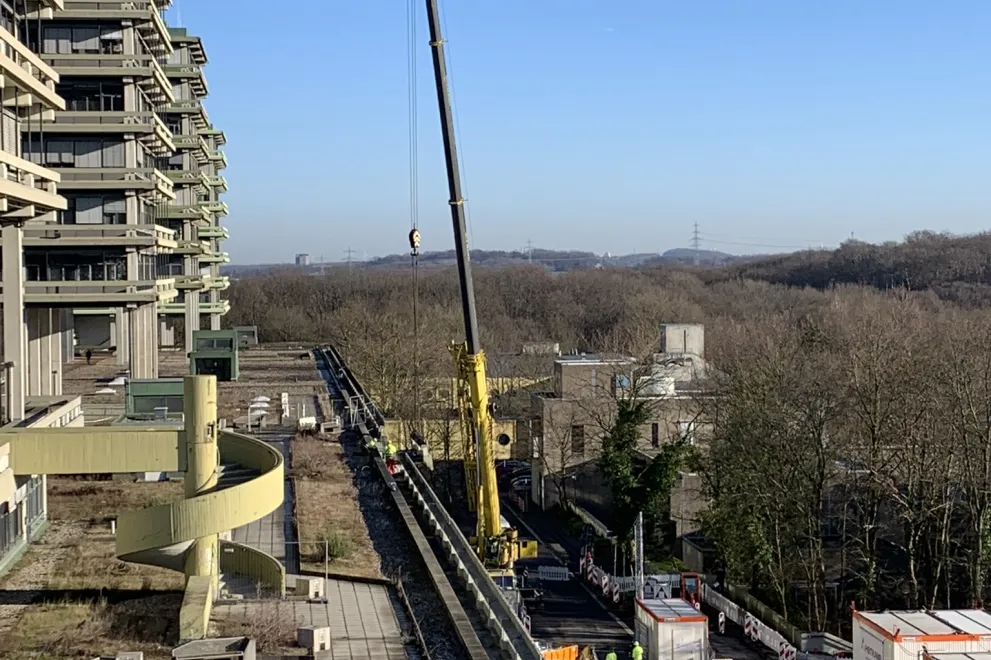 Autokran in der N-Südstraße hebt Balkone ab