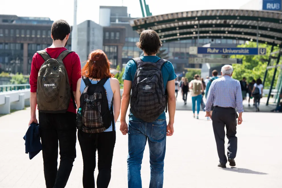 Studierende auf der Brücke zum Campus