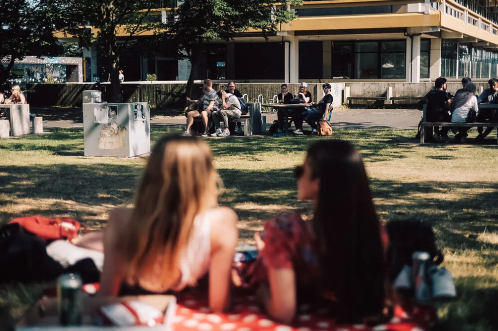 Studentinnen auf der G-Wiese