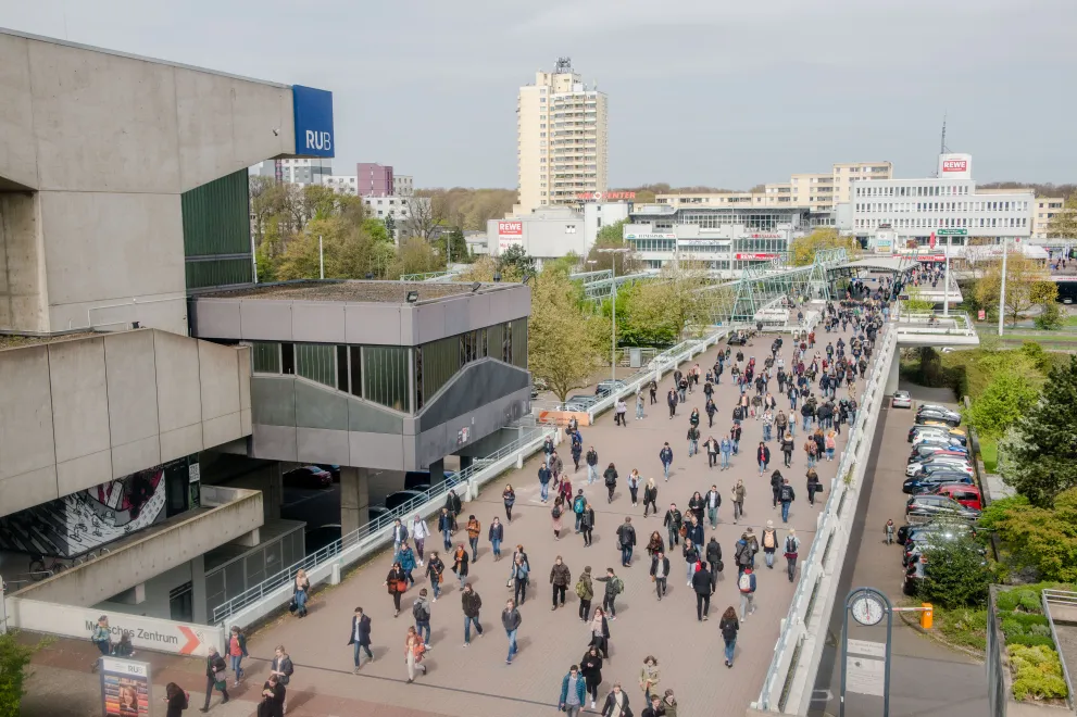 Unibrücke, die Campus und Unicenter verbindet.