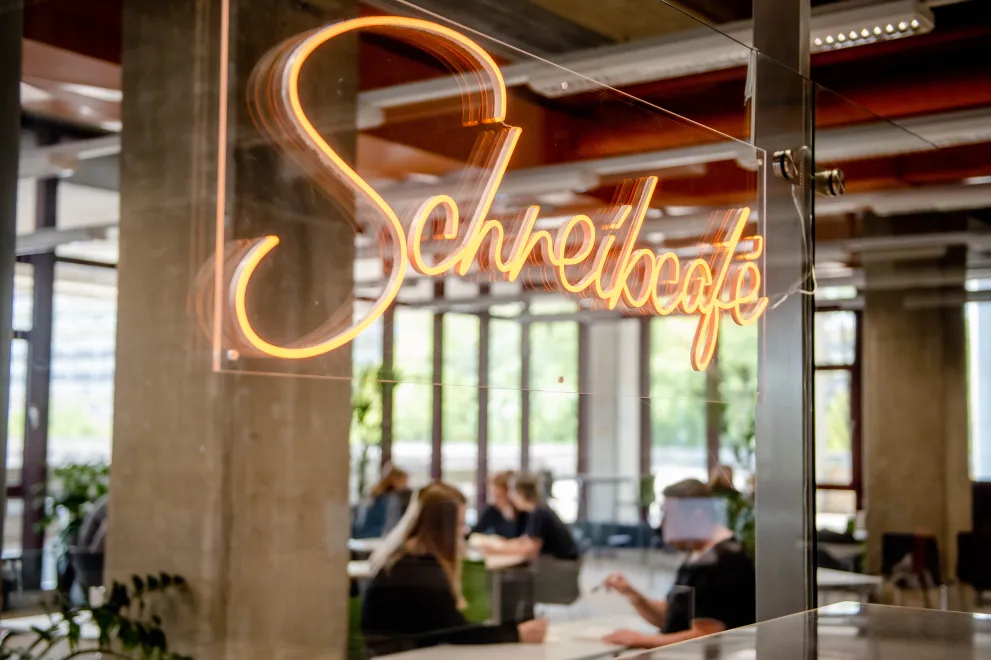 Neonschriftzug des Schreibcafés in der Universitätsbibliothek