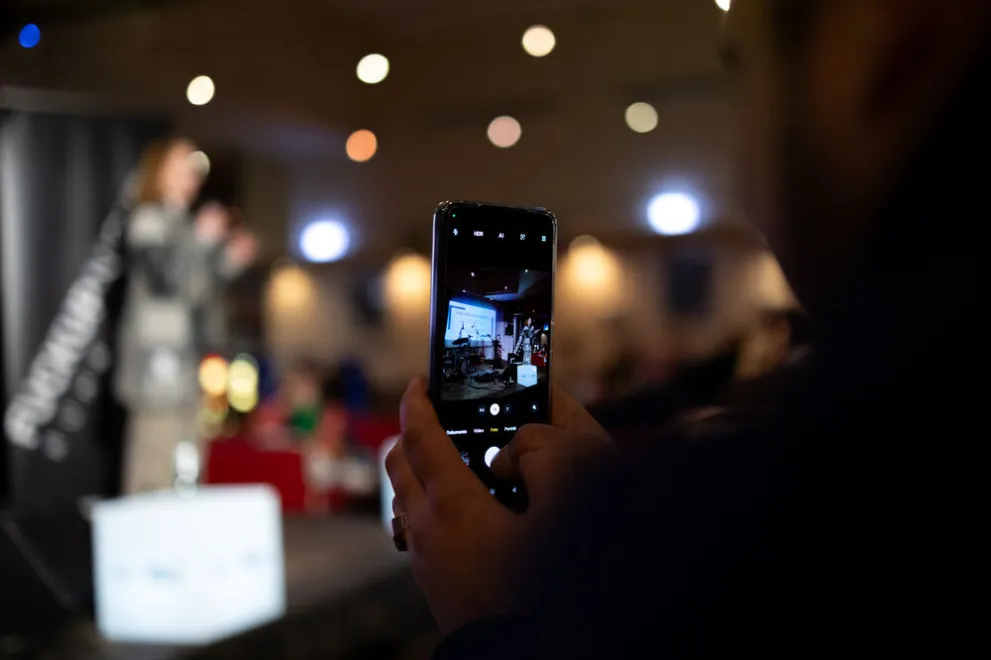 Handydisplay, darauf ist die Bühne zu sehen