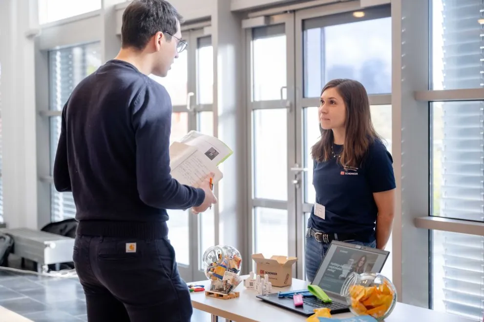 Beratungssituation an einem Messestand